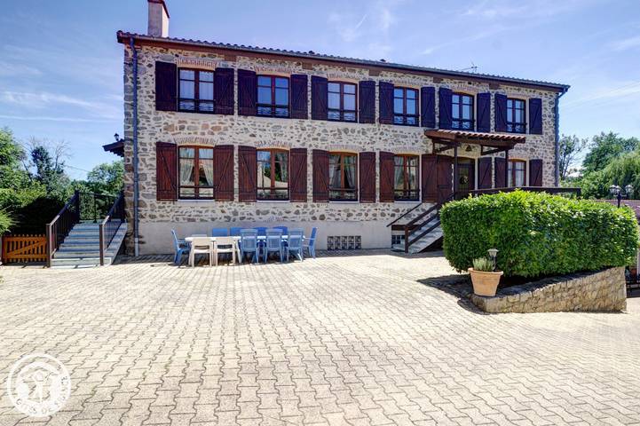 Gîte pour 15 personnes, avec terrasse et jardin, animaux acceptés à Saint-Germain-Laval - 2