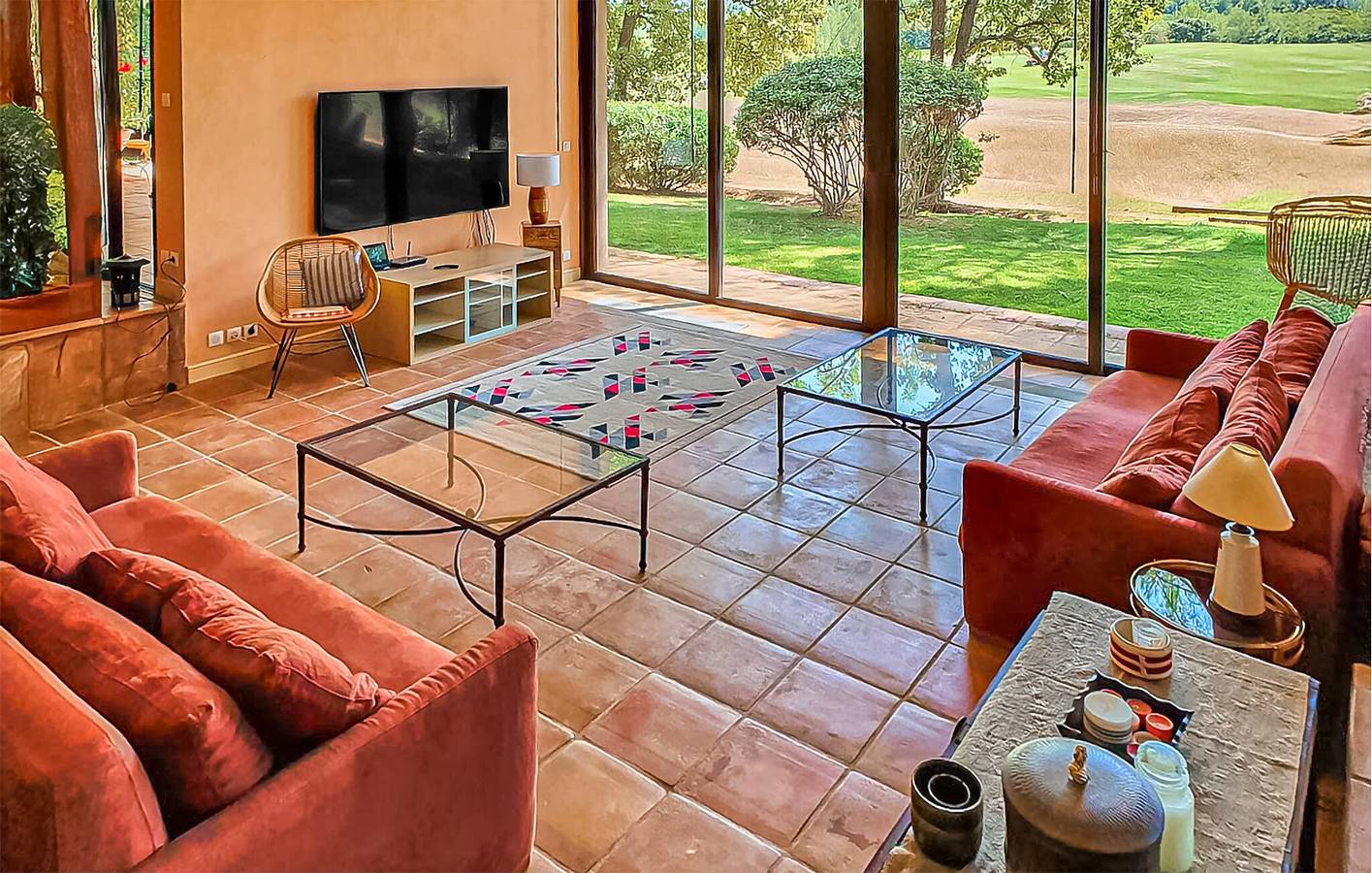 Lujoso Apartamento con Piscina y Terraza, Cerca del Hotel Mercure - Brignoles in Flassans-sur-Issole, Región Brignoles