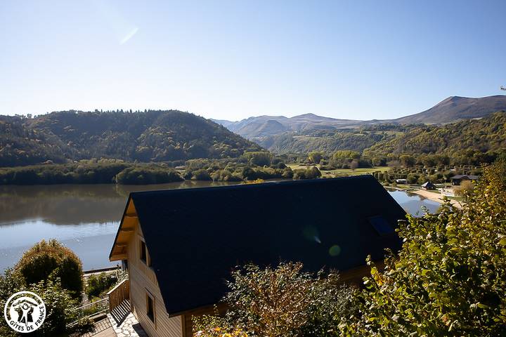 Gîte pour 5 personnes, avec Terrasse ainsi que Jardin et Vue à Chambon-sur-Lac