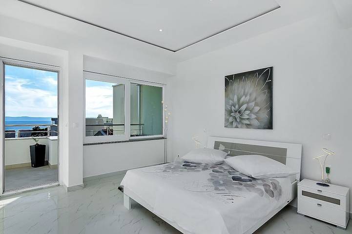 Ganze Wohnung, Penthouse mit schönerTerrasse,und Meerblick, WiFi,Grill, Hund willkommen in Makarska, Makarska Riviera