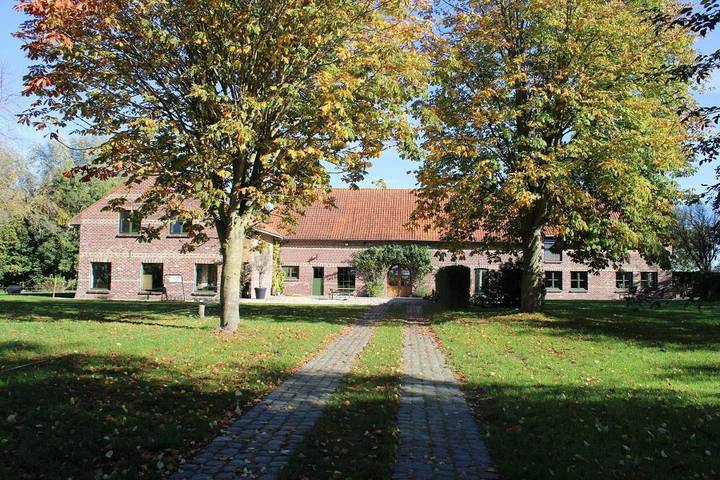 Location de vacances pour 12 personnes, avec Terrasse ainsi que Jardin et Vue à Lo-Reninge