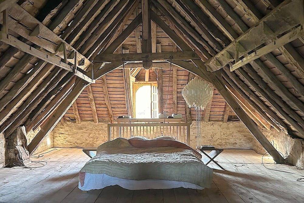 Small 18th & 19th century château in unspoilt countryside in Pisseloup, Haute-Marne
