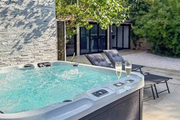 Location de vacances pour 8 personnes, avec balcon ainsi que jacuzzi et jardin à Triel-sur-Seine