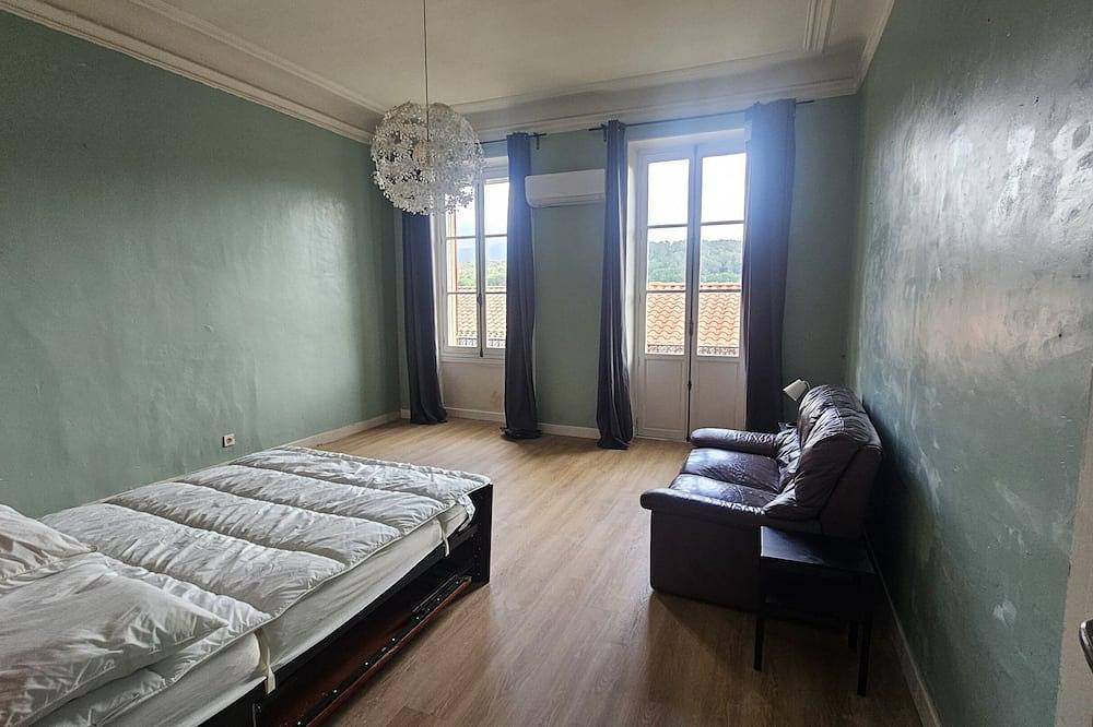Entire apartment, Apartment-Apartment-Ensuite with bath and shower-Countryside view in Gardanne, Mediterranean Coast (France)