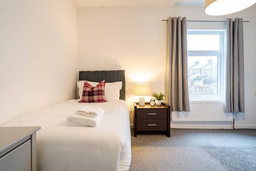 Stylish Wa10 3 Bed House | Close to Town Centre in St Helens, Nordwestengland