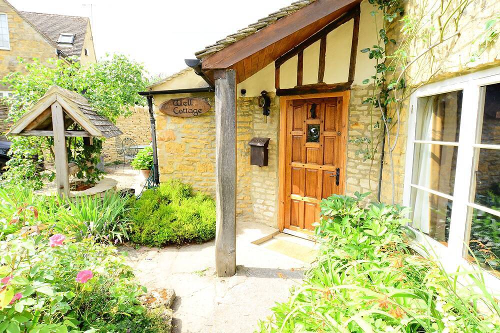 Un chalet en pierre unique des Cotswolds du XVIe siècle avec parking, à 2 minutes à pied du village! in Bourton-on-the-Water, Gloucestershire