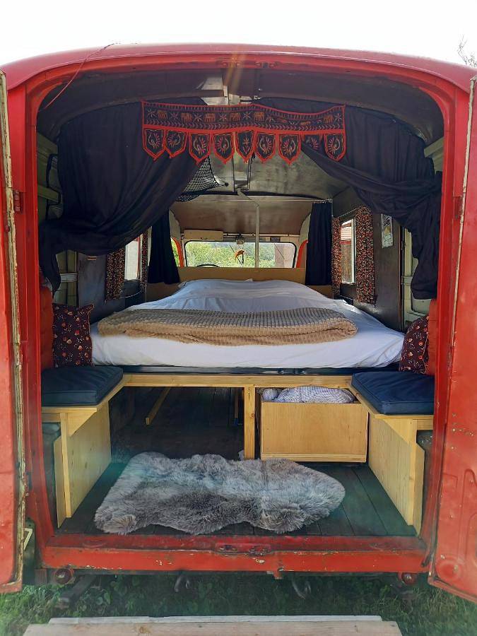 Bus magique avec tente glamping in Saint-Palais (Allier), Région de Montluçon