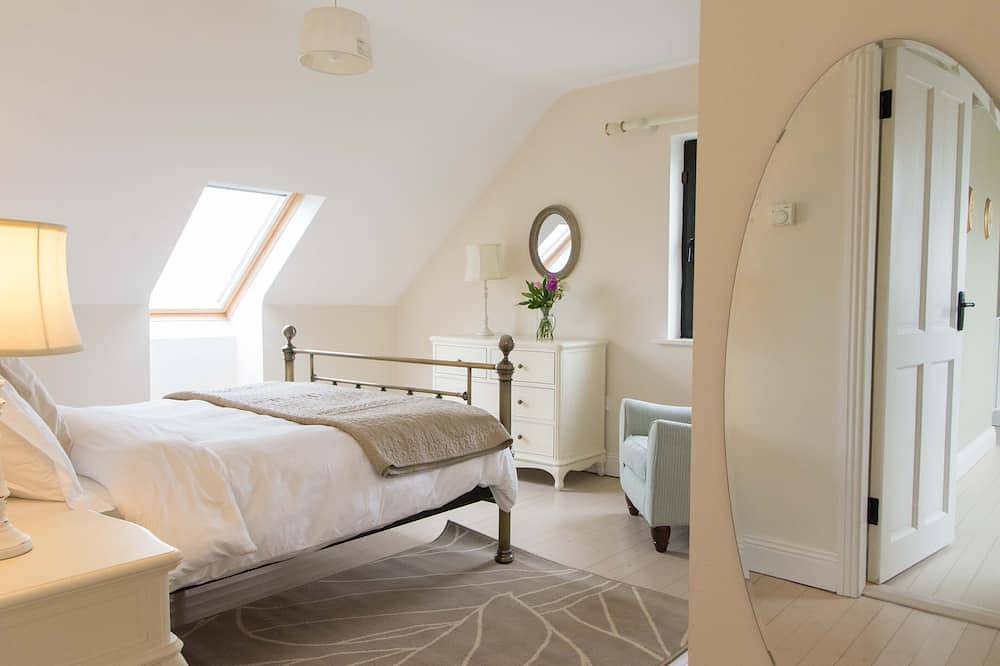 Luxurious family home with spectacular views close to shops, pub and beaches in County Clare