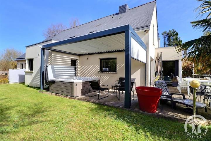 Location de vacances pour 10 personnes, avec terrasse ainsi que jacuzzi et jardin à Thorigné-Fouillard
