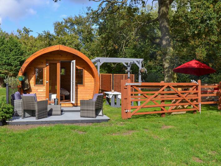 Glamping for 2 people, with garden in England