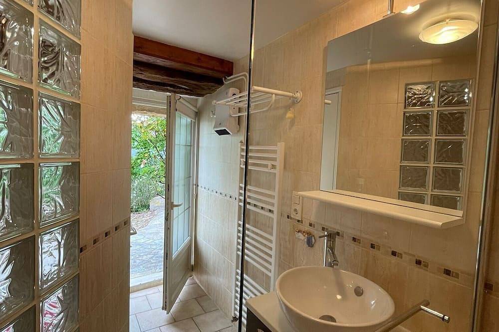 Large family home with character in authentic Lozère village in Grèzes, Macizo Central