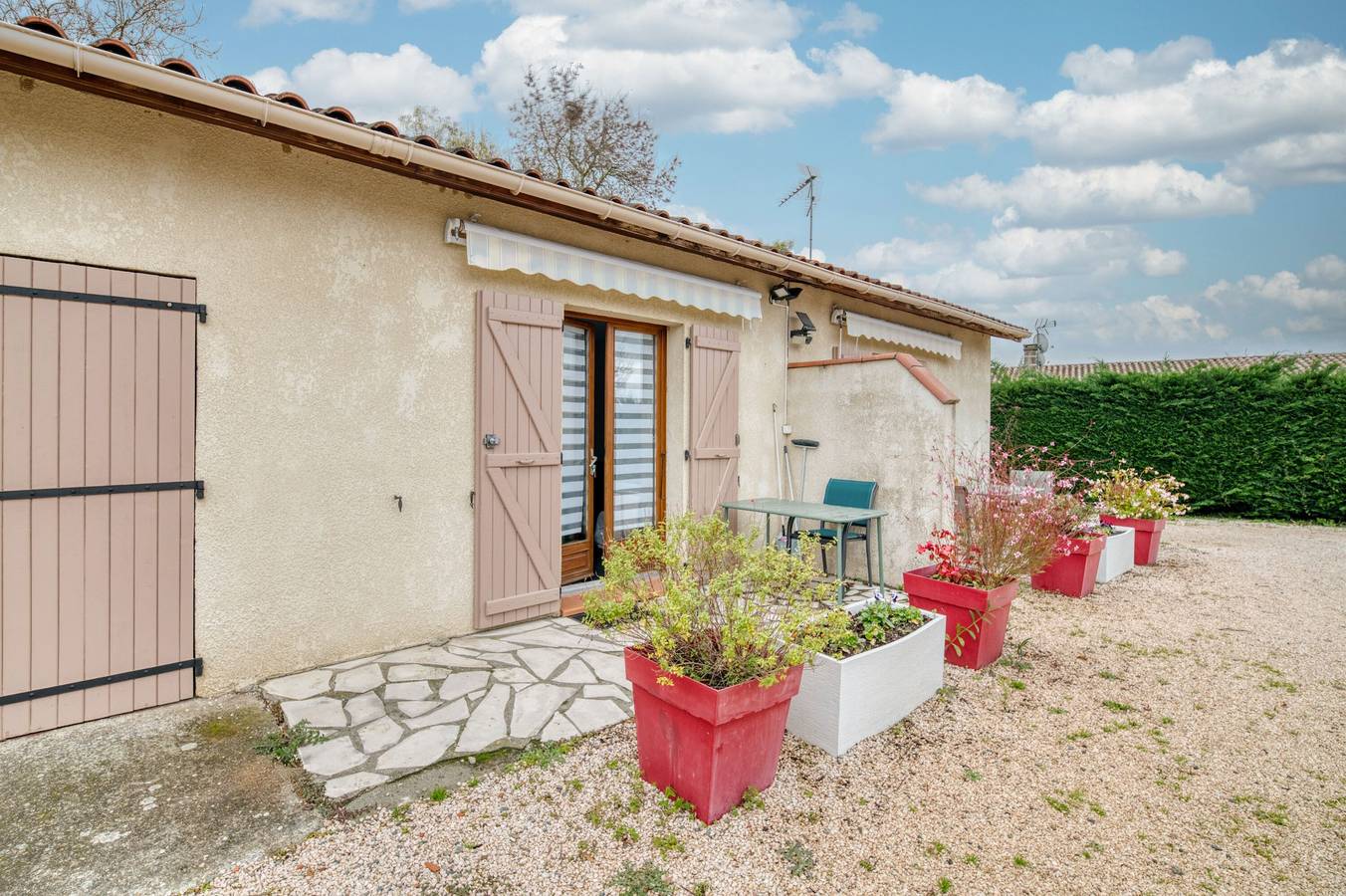 Studio entier, Studio « Le Laurier » avec terrasse privée, jardin commun et Wi-Fi in Lherm, Haute-Garonne