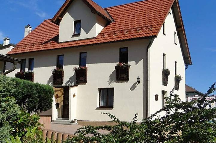 Ferienwohnung für 4 Personen, mit Sauna und Terrasse sowie Whirlpool und Garten in Schwarzatal
