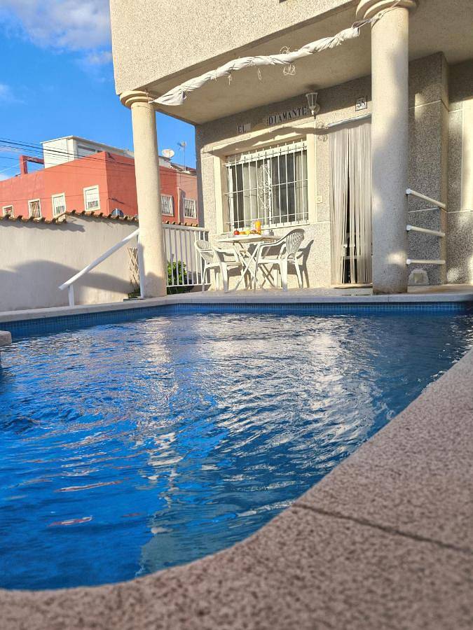 Bungalow para 4 personas, con piscina y terraza en Torrevieja