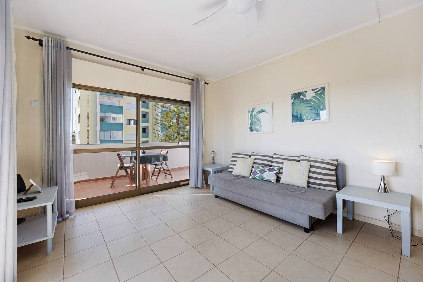 Apartamento inteiro, Apartamento de férias 'Casa Amendoeiras' com piscina partilhada, jardim partilhado e Wi-Fi in Vilamoura, Quarteira