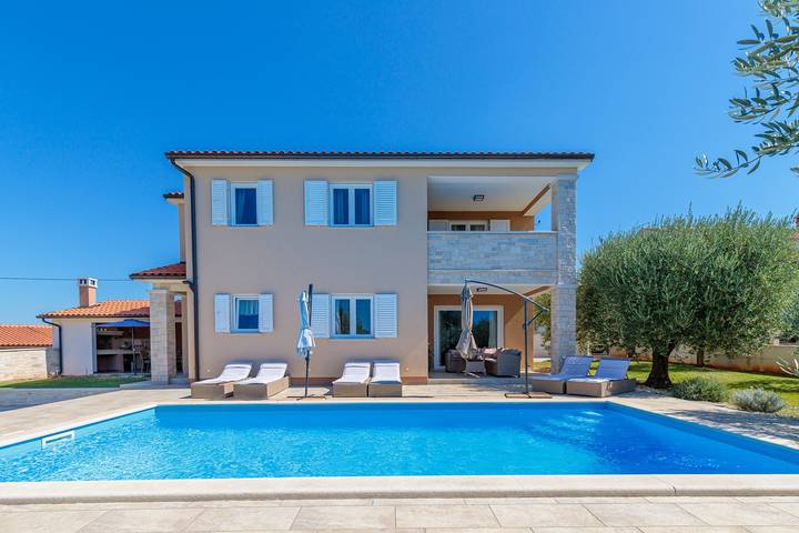 Villa pour 8 personnes, avec Balcon/Terrasse ainsi que Jardin et Piscine à Selina