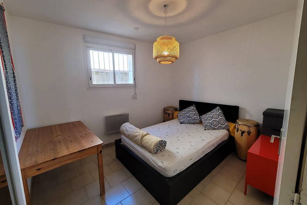 Entire apartment, Maison du musicien (Ground-floor apartment with private garden, quiet location) in Salon-de-Provence, Aix-en-Provence region