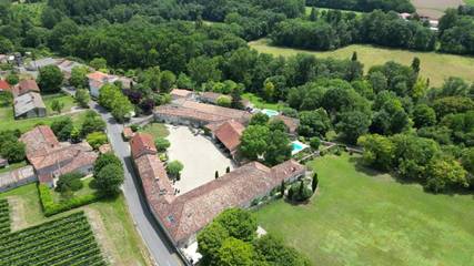 Chambre d’hôte pour 27 personnes, avec piscine et jardin à Criteuil-la-Magdeleine