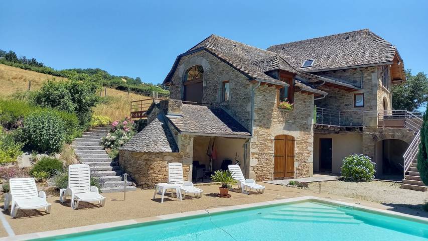 Gîte pour 4 personnes, avec jardin et balcon ainsi que piscine et jacuzzi