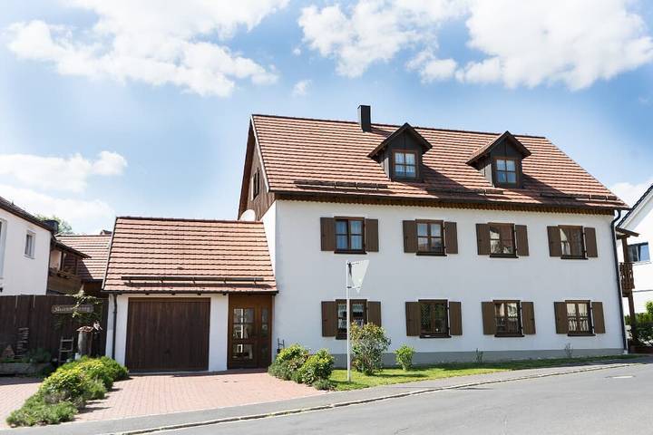 Ferienwohnung für 4 Personen, mit Terrasse und Garten in Neualbenreuth