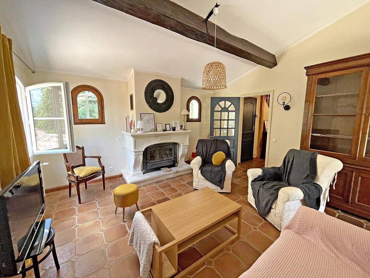 Three-Bedroom House in Tourtour, Région de Draguignan