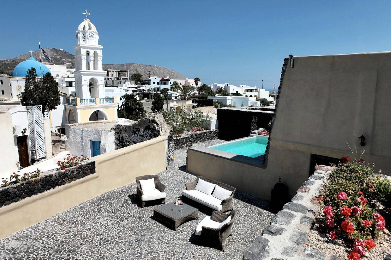 Prachtvolles Herrenhaus mit Terrasse, riesigem Hof und Infinity-Pool über den Dächern der Stadt in Megalochori, Santorin