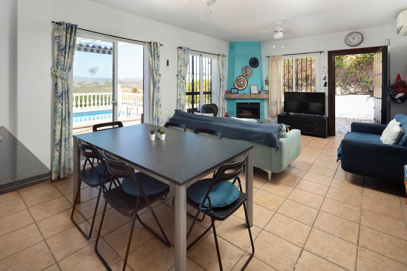 Villa "Puesta del Sol" con vistas al lago, piscina privada y Wi-Fi in Viñuela, Provincia de Málaga