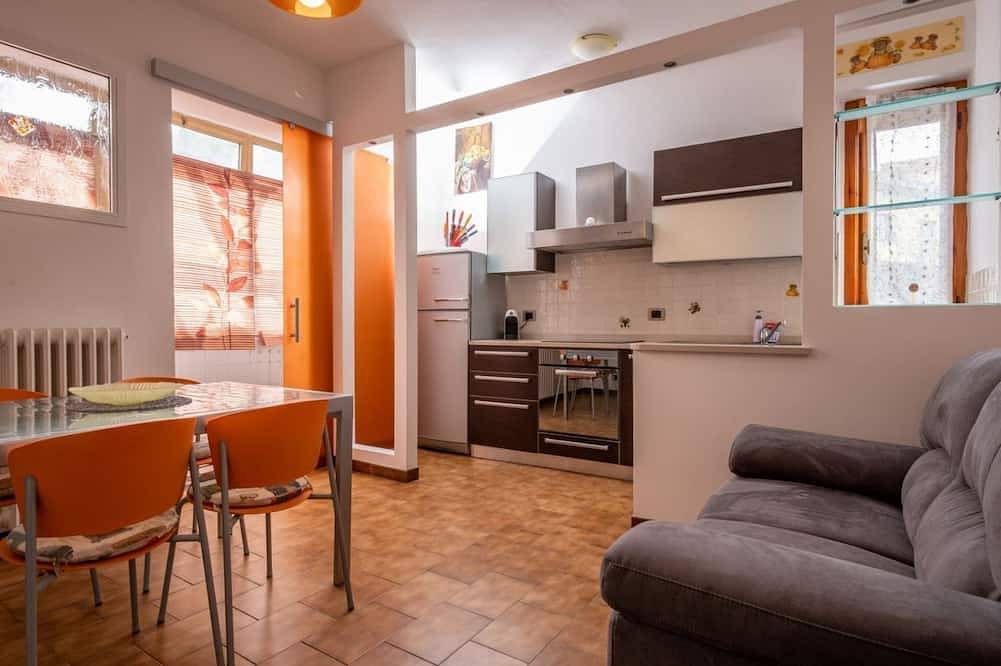 Ganze Wohnung, Cozy apartment of 75 sqm, for 4 people, located on the 1st floor of a building (No lift). The property is located in a strategic position, just 200 meters from the sea and 1 km from the historic centre. A few minutes from the port and the most beautiful in Piombino, Etruskische Küste