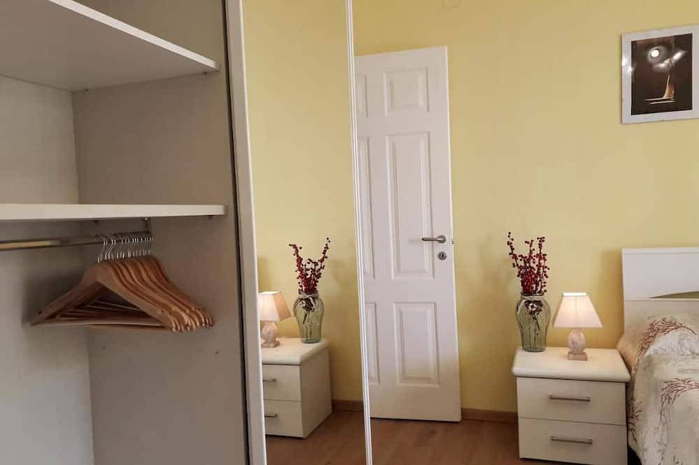 Entire apartment, Raffaello Beach Apartment Savona, 50 m from the sea, Wifi, Ac, equipped kitchen in Savona (City), Savona