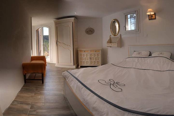 Appartement entier, Provence, surplombant le lac d'Esparron de Verdon, plein sud, calme in Esparron-de-Verdon, Alpes-de-Haute-Provence