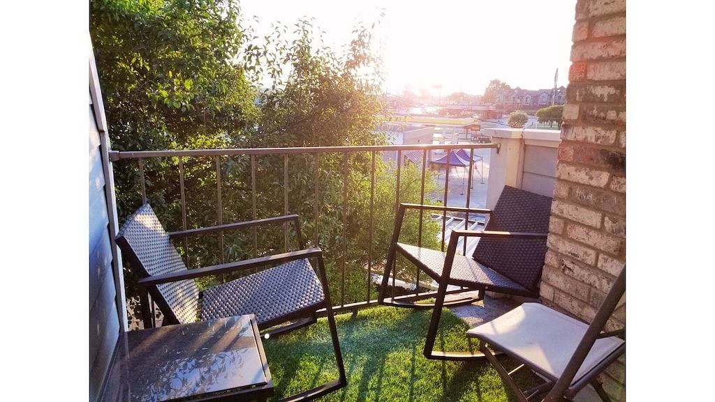 Ganze Wohnung, Upscale luxury 2 bd 1 bth loft condo - 10 mins to Airport! in Irving, Dallas County