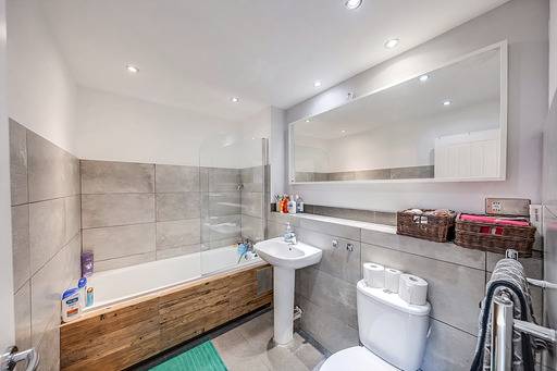 London Suburb Home with great connections in Dartford, Kent