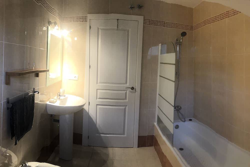 Entire apartment, Beautiful Boutique Style Apartment in Velez de Benaudalla (Near Salobrena) in Vélez de Benaudalla, Costa Tropical
