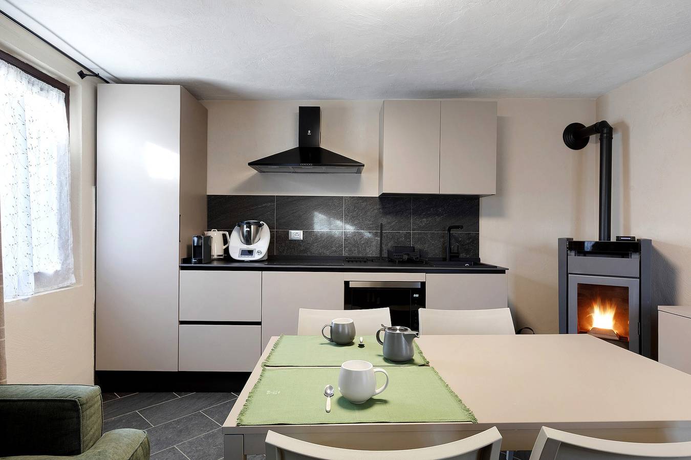 Appartement entier, Appartement "Karen The Ski House" avec vue sur la montagne, jardin partagé et Wi-Fi in Variney-Chez Roncoz, Comune di Gignod