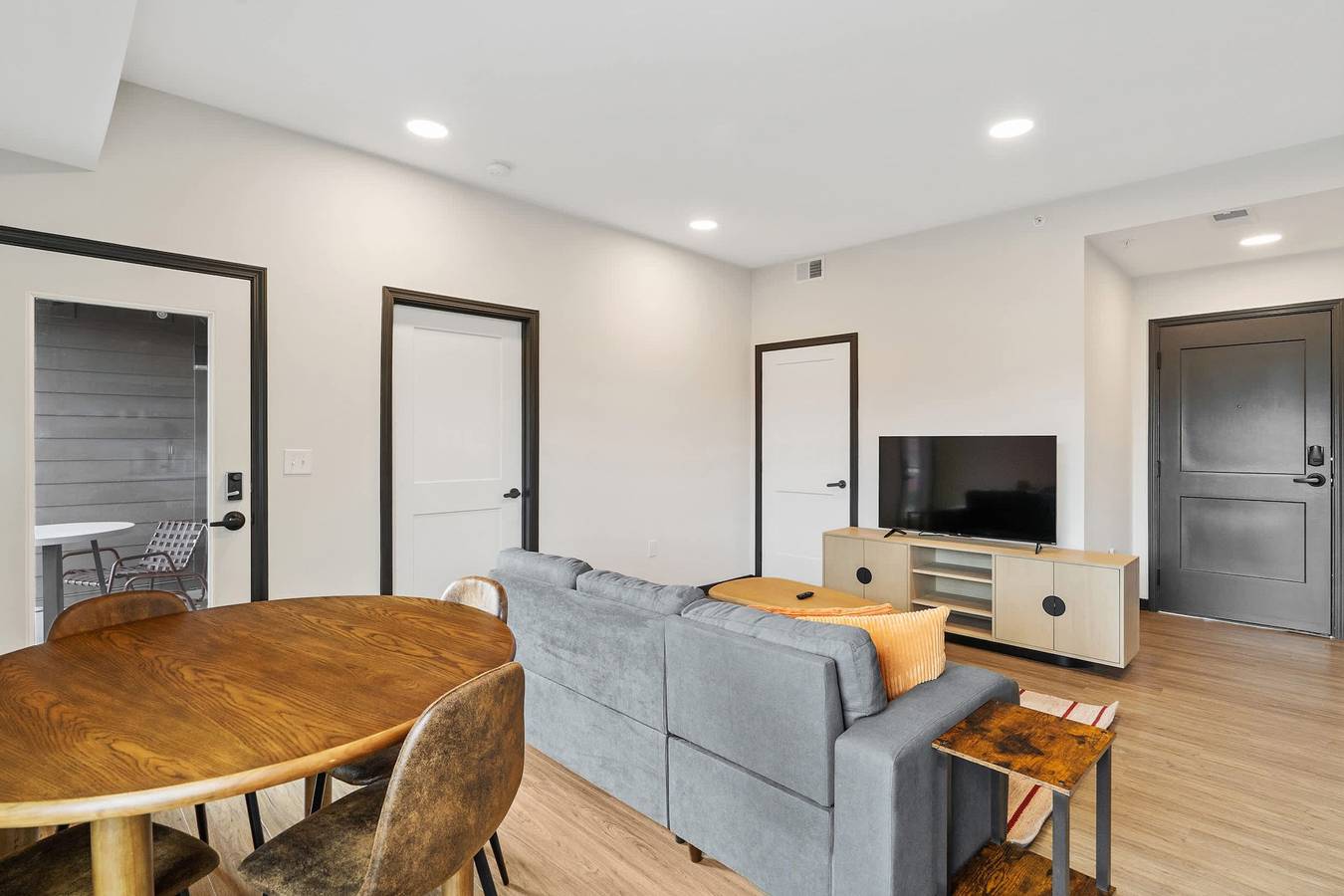 Entire apartment, Cozysuites Mass w parking lounge roof deck 32 in Indianapolis, Indiana