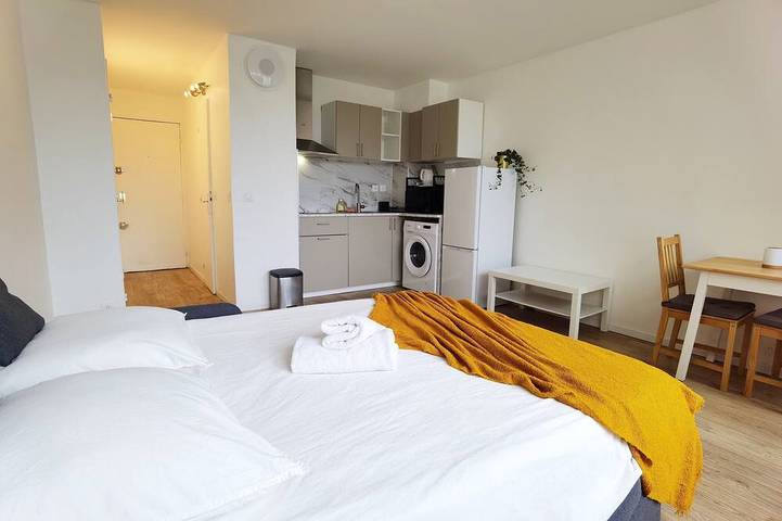 Ganze Wohnung, Bright Studio Near Paris Expo & Metro / Elevator in Vanves, Hauts-de-Seine