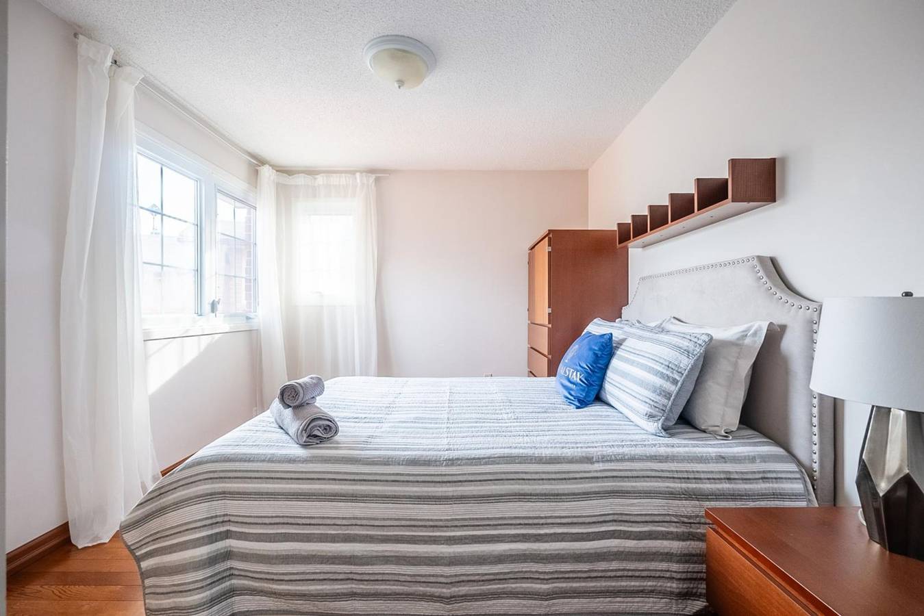 Entire apartment, Oakville. Sunny 1Br Basement - Basement in Oakville, Lake Ontario (Canada)