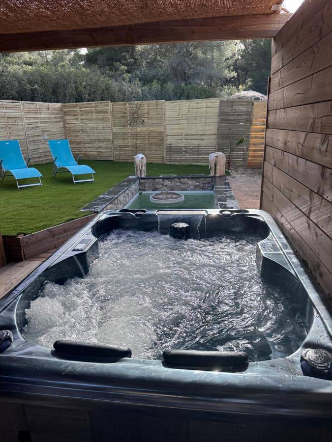 Gîte pour 2 personnes, avec vue ainsi que piscine et terrasse, animaux acceptés à Lançon-Provence - 4