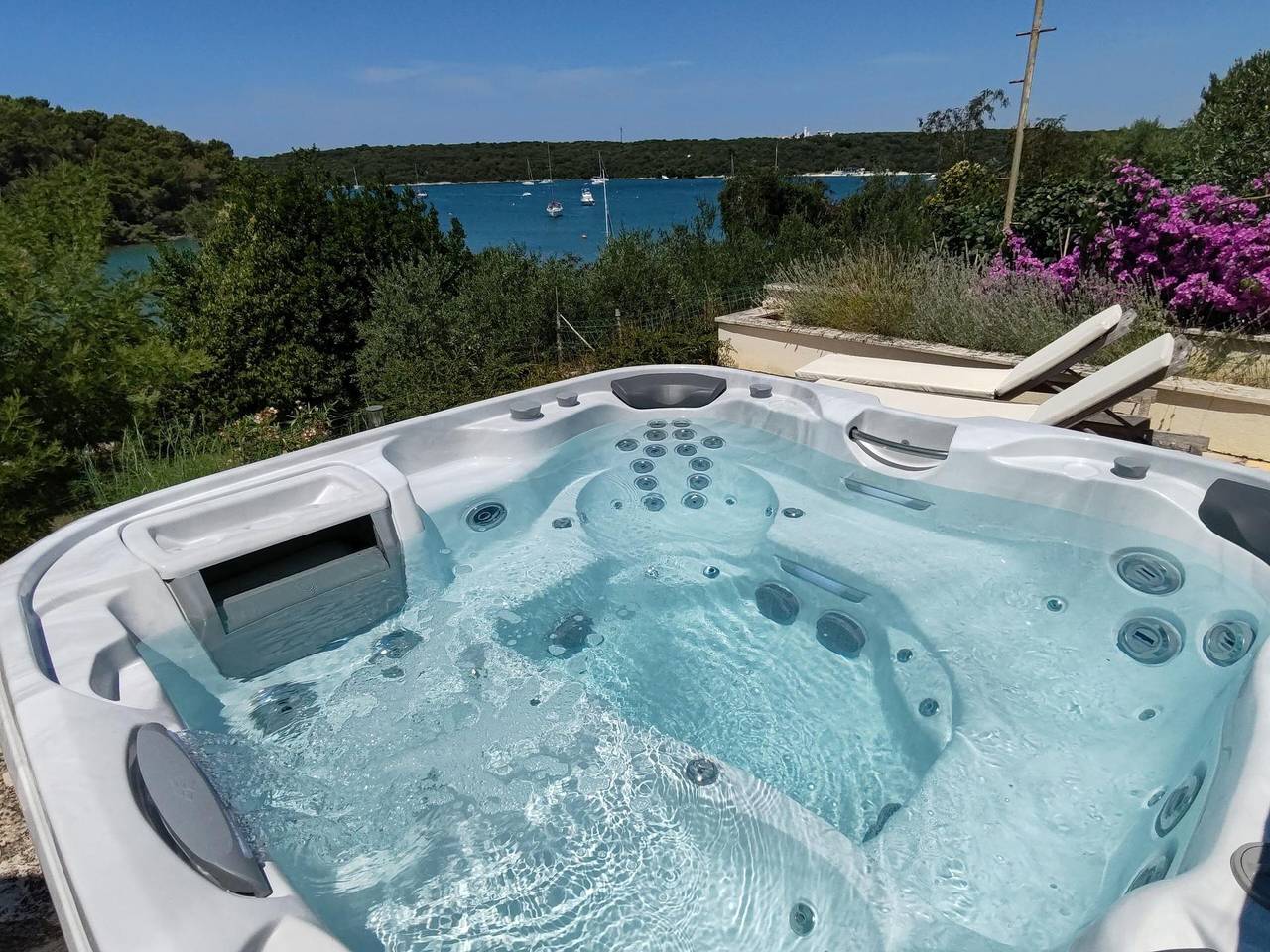 Entire holiday apartment, House Rina Banjole with hot tub and garden in Banjole, Southcoast Istria