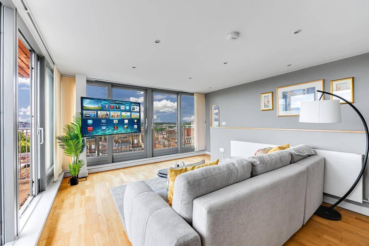 Entire apartment, Two-Bedroom Deluxe Apartment with Balcony in Bedford