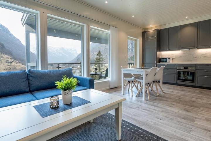 Ferienwohnung für 5 Personen, mit Balkon und Terrasse sowie Garten und Ausblick in Aurland