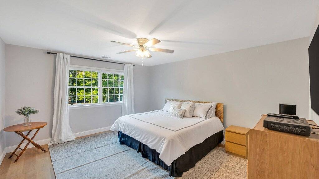 Very private Chalet-style log cabin with luxury amenities and in-home... in Noyack, Hamptons