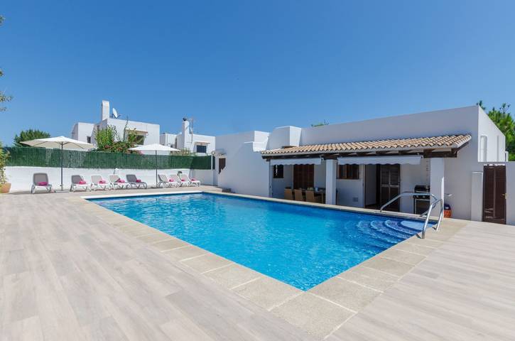 Villa for 8 people, with pool and garden in Sa Coma