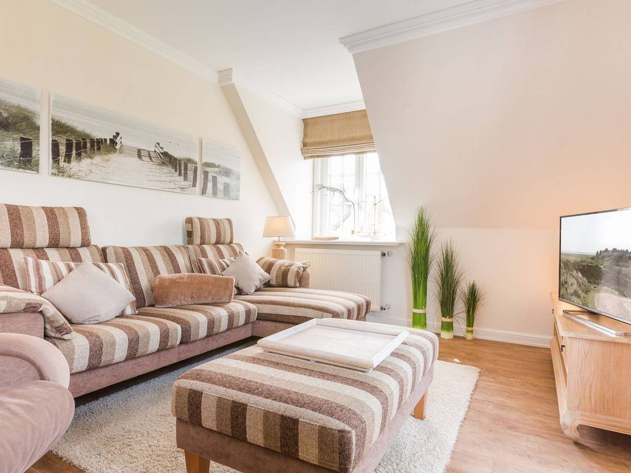 Ganze Ferienwohnung, Haus am Meer, Strandmuschel - Unmittelbar am Strand gelegenes, sehr großzügiges 3-Raum-Appartement im Og&Dg. in Wenningstedt, Sylt