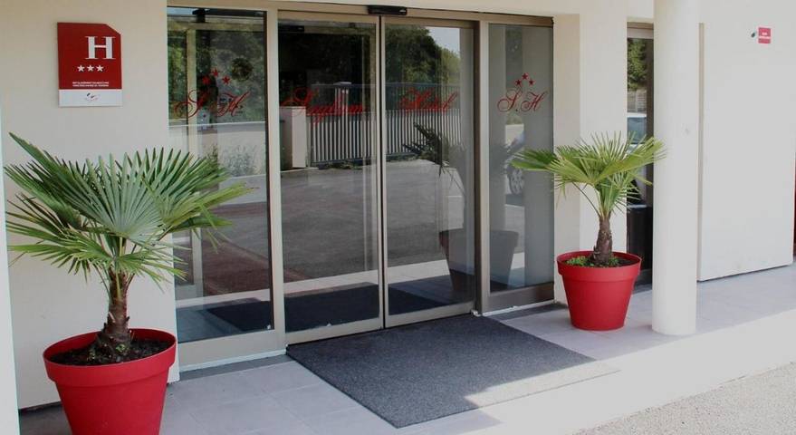Hôtel pour 2 personnes, avec Balcon ainsi que Terrasse et Jardin à Goussainville