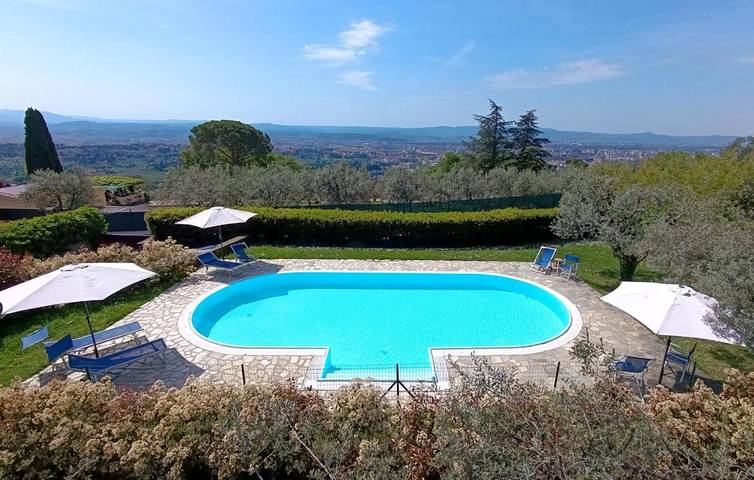 Casa vacanza per 6 persone, con Balcone e Terrazza nonché Giardino e Piscina a Firenze