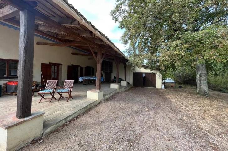 Location de vacances pour 10 personnes, avec terrasse ainsi que vue et piscine, animaux acceptés à La Salvetat-Belmontet - 2