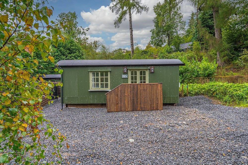 Entire apartment, Juniper Lodge, Shepherd's Hut  for 2 in the Lake District with exclusive hot tub in Lake District