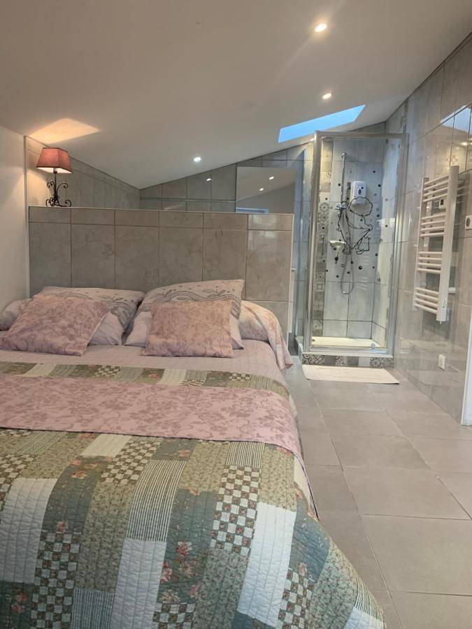 Location de vacances pour 7 personnes, avec vue ainsi que jardin et piscine à Montignac-Charente - 4