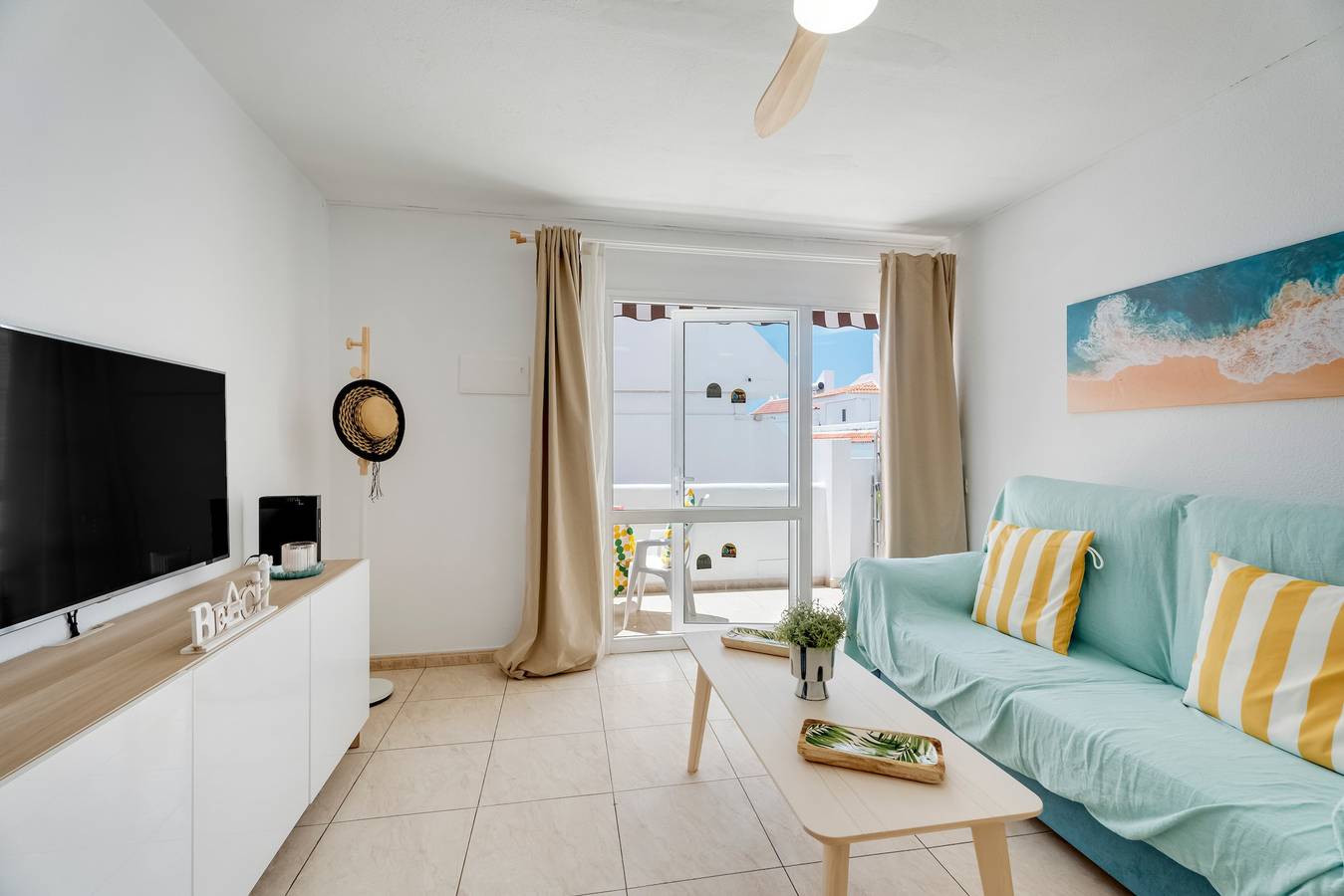 Apartamento entero, Apartamento de vacaciones 'Sun and River Condo' con piscina compartida, terraza privada y Wi-Fi in Playa de las Américas, Arona 